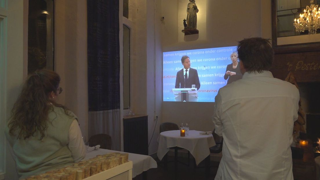 Restauranteigenaar Paul Stegeman bekijkt de persconferentie van premier Mark Rutte