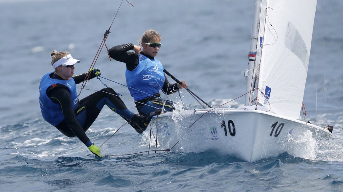 Anneloes van Veen (l) en Afrodite Zegers tijdens de World Cup-finale Santander.