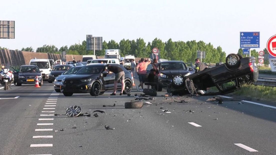 Een van de wagens sloeg over de kop.