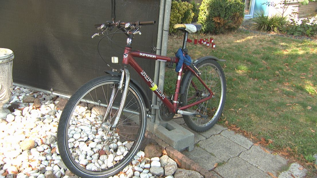 De fiets die voor het huis lag