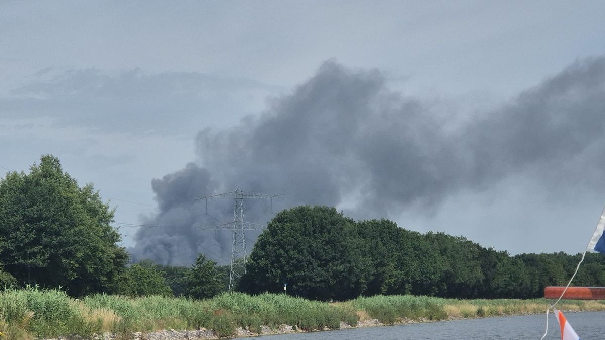 Grote industriebrand in Wierden geblust: enorme rookpluimen waren van ver zichtbaar