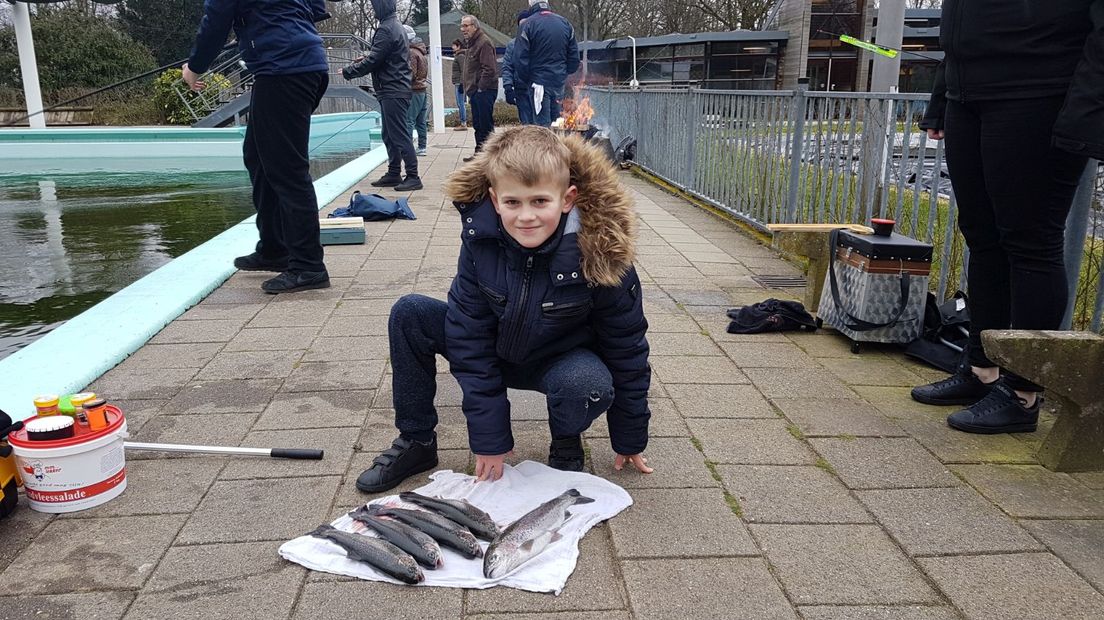 De 9-jarige Jelle is maar wat trots op zijn vangst
