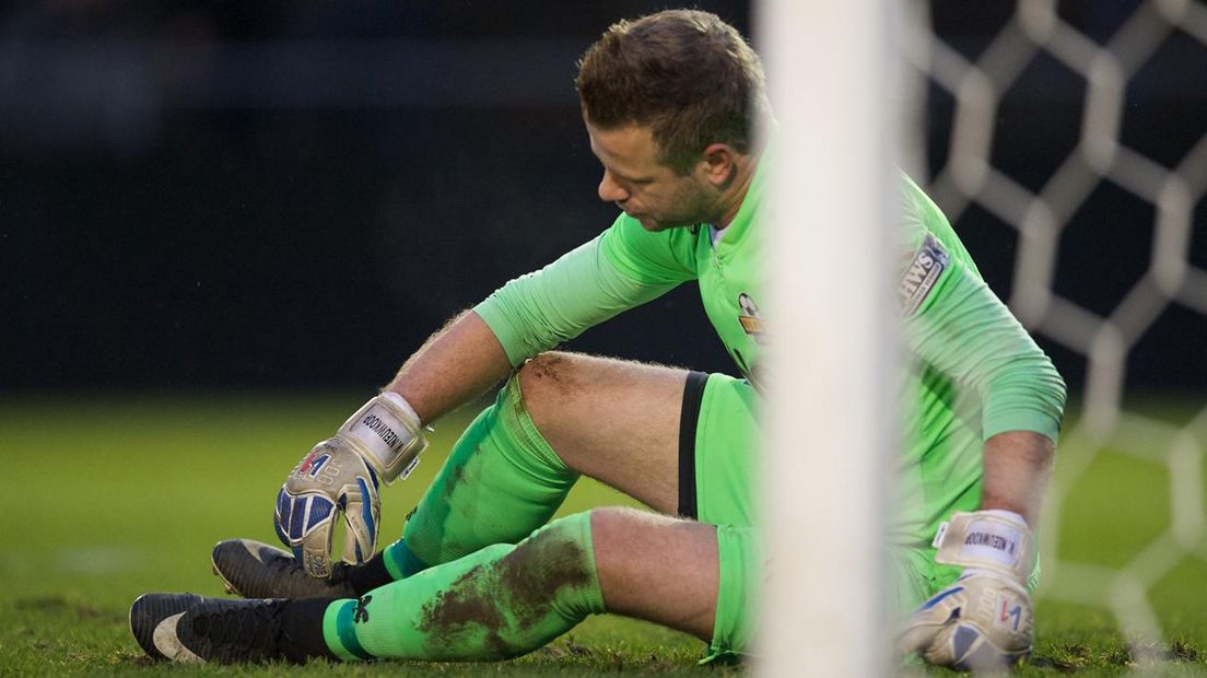 Rijnsburgse Boys-doelman Richard van Nieuwkoop baalt na een tegengoal