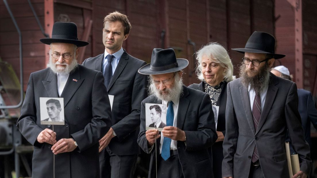 Foto's van de slachtoffers uit het eerste transport naar Auschwitz worden gelegd