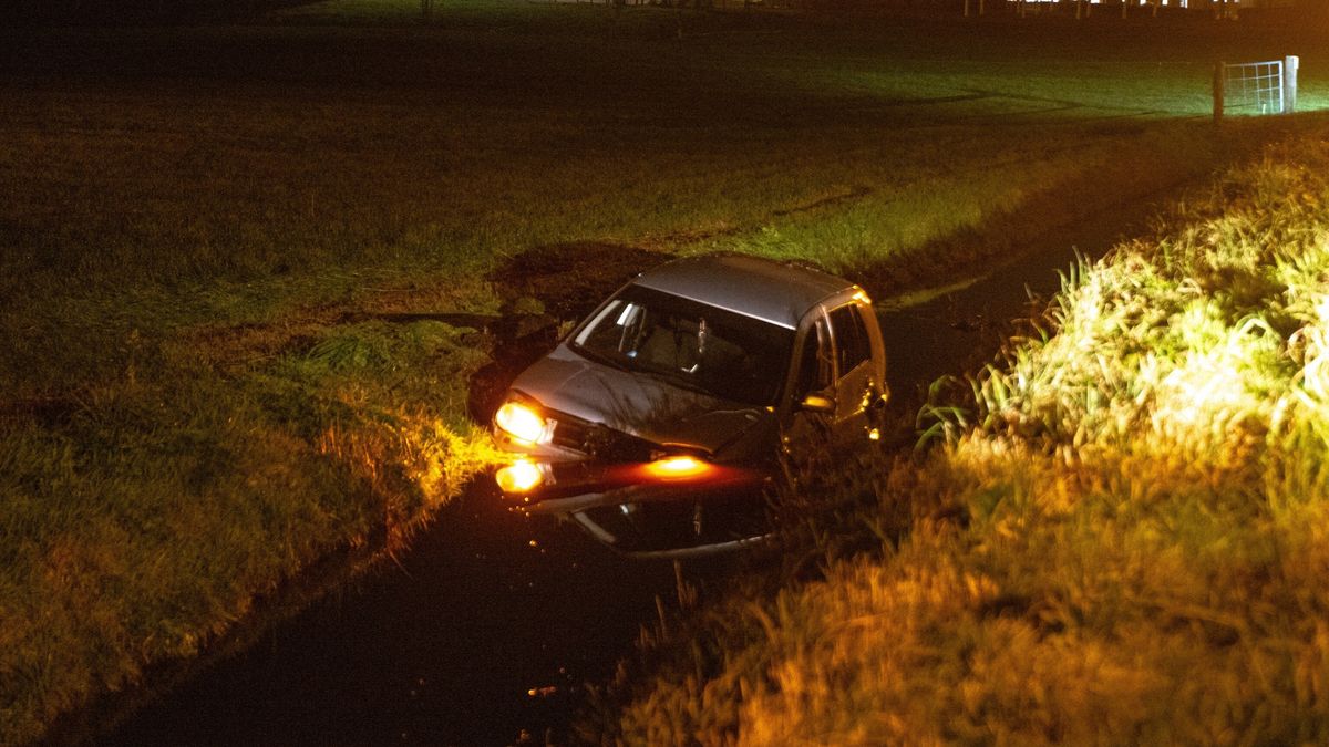 Auto in de sloot bij Oosterzee