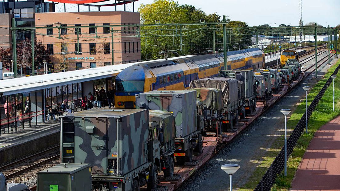 Voertuigen van 43 Gemechaniseerde Brigade in Havelte op treinwagons (Defensie.nl)