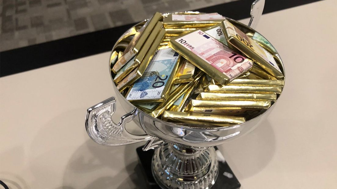 De Grote Oppot Wisseltrofee is gevuld met chocolade bankbiljetten. 