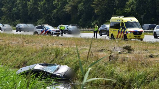 Auto belandt in sloot na ongeluk op snelweg