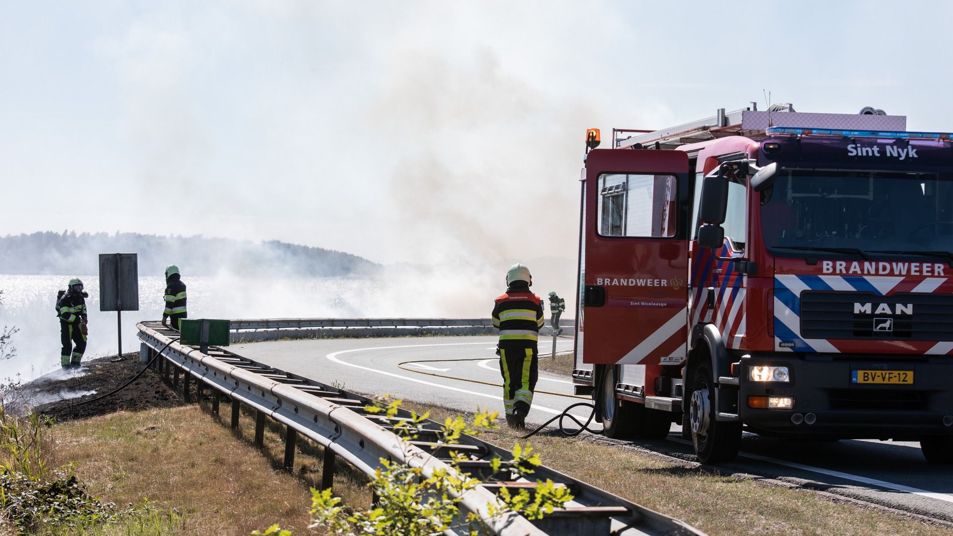 Fikse Bermbrand Langs Snelweg Bij Sint Nicolaasga Onder Controle ...