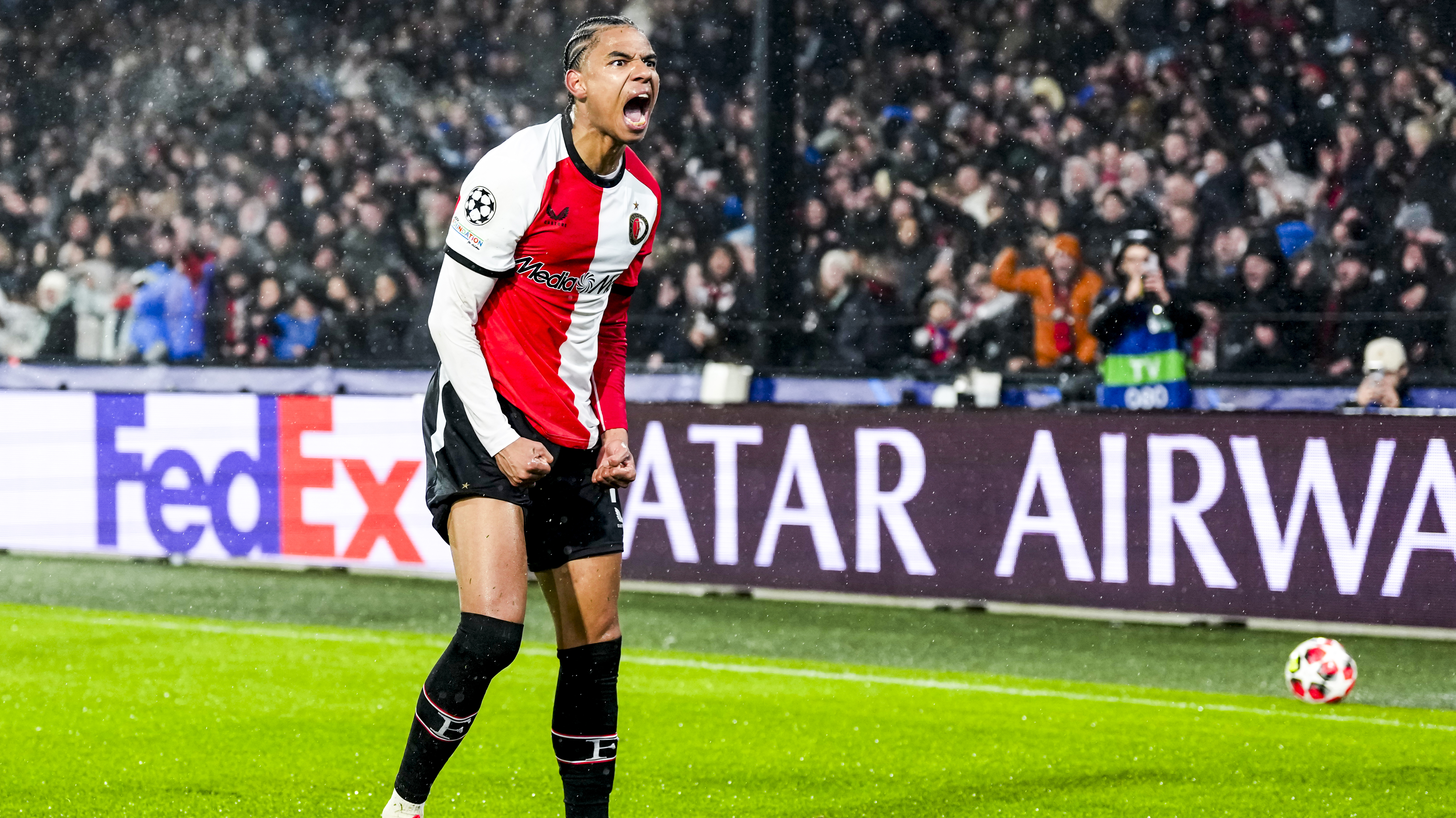 Calvin Stengs juicht nadat hij een penalty heeft verdiend