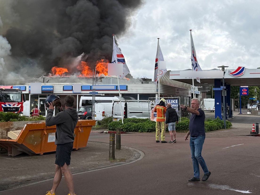 Brand in garagebedrijf Norg, NL-alert verstuurd