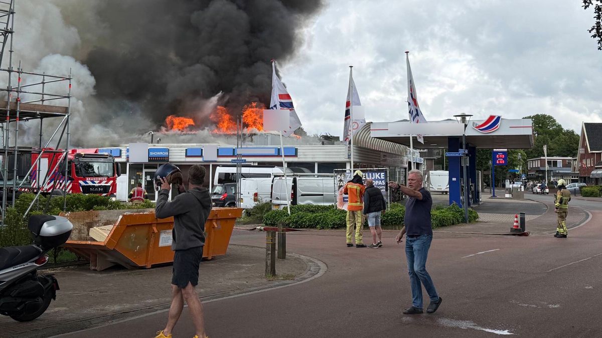 Brand in garagebedrijf Norg, gasflessen zorgen voor knallen