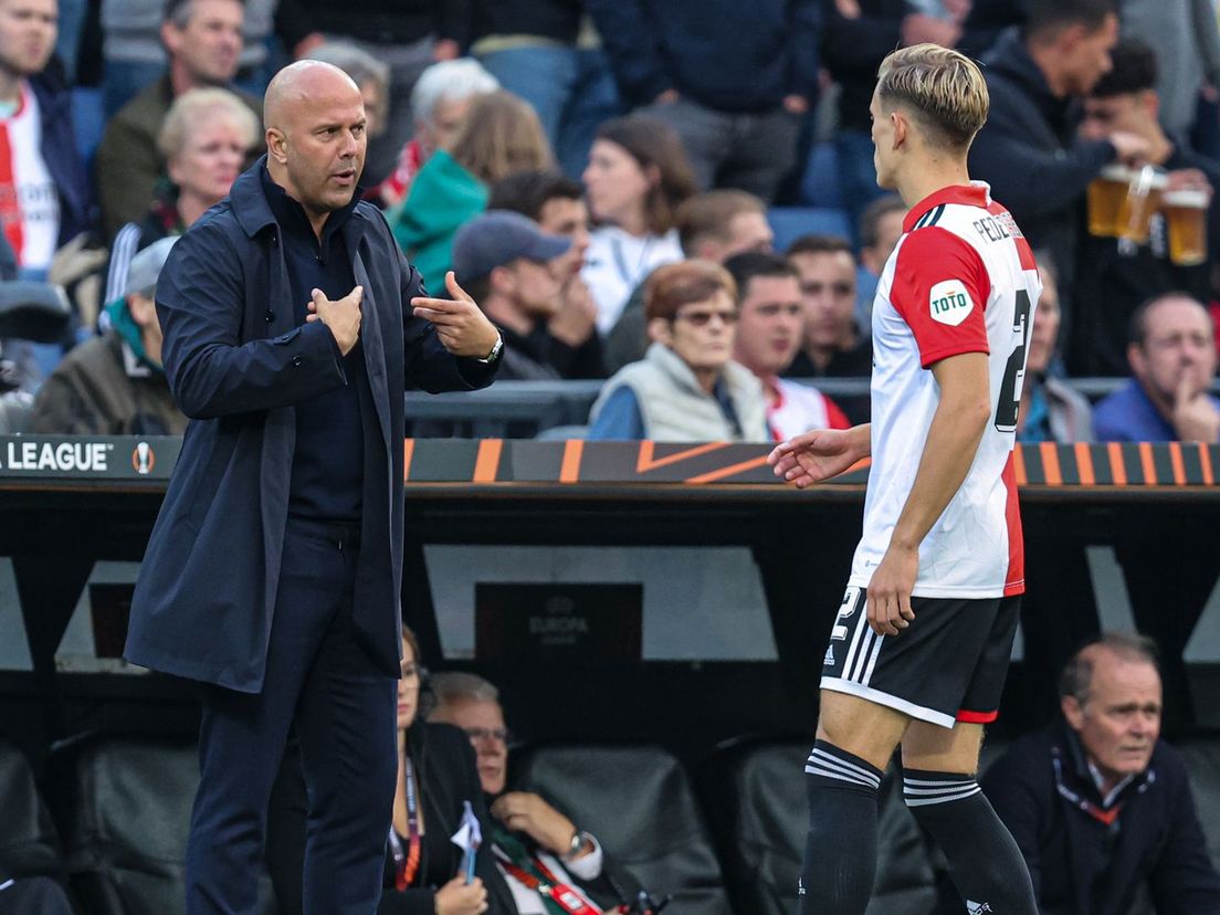 Feyenoord-trainer Arne Slot geeft Marcus Pedersen aanwijzingen tijdens het duel met Sturm Graz