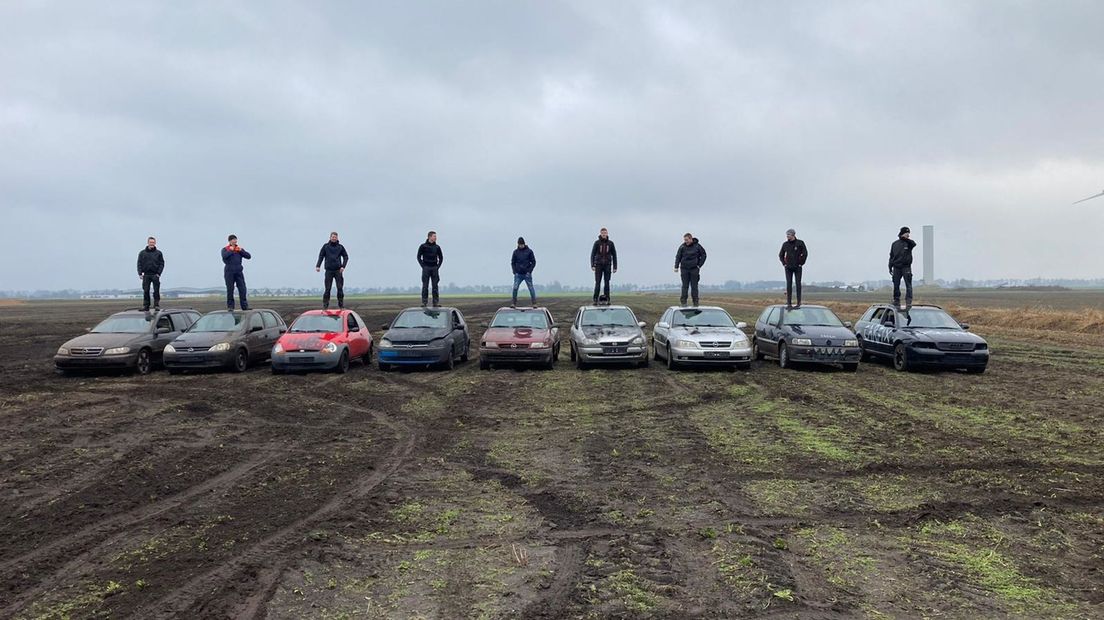 In Nieuw-Buinen crosste een groep vrienden met goedkope auto's