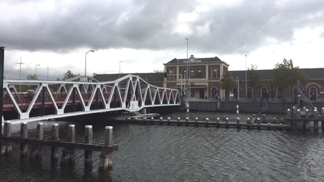 Stationsbrug in Middelburg gestremd voor scheepvaart. Reparatie bemoeilijkt door chroom-6.