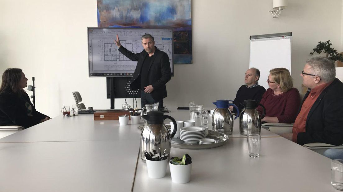 Architect Ruud Room gaf vanmiddag een presentatie op het gemeentehuis (Rechten: RTV Drenthe/Janet Oortwijn)