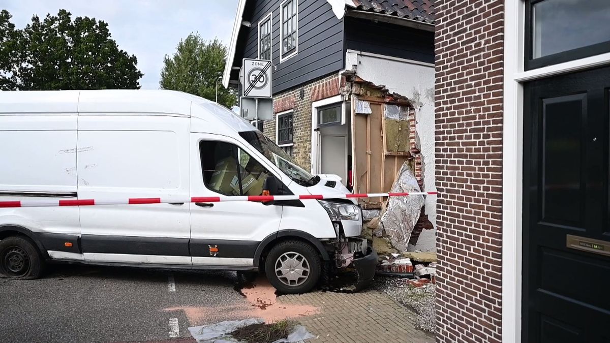 Bestelbus rijdt tegen monumentaal pand