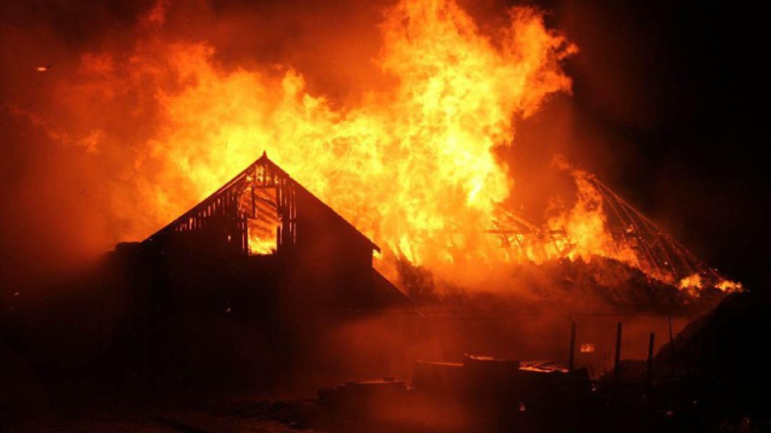 In Boerakker brandde een leegstaande boerderij uit