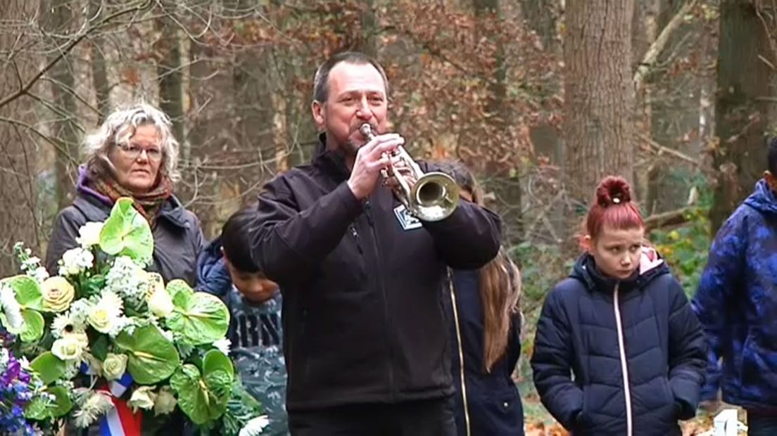 Bij de herdenking werd de taptoe geblazen.