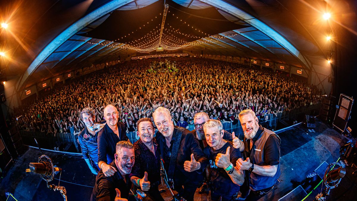 Rowwen Hèze pakt groot uit tijdens slotconcert: 'Show wordt uniek voor Nederland en België'