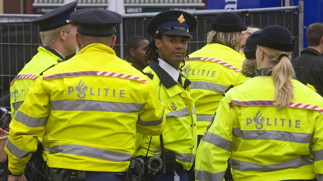 Agenten in de binnenstad van Groningen.