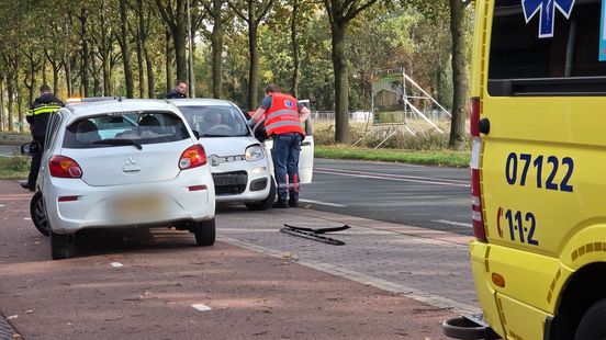Twee gewonden bij botsing, auto's flink beschadigd