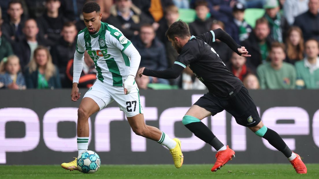 Cyril Ngonge (l) in duel met George Cox van Fortuna Sittard