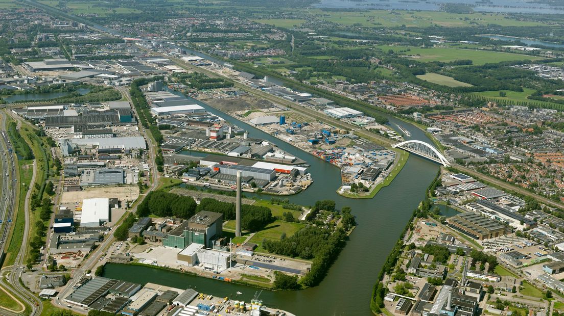 Het schip ligt in de haven in Lage Weide