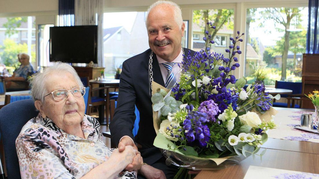 Loco-burgemeester Henk Heijerman geeft haar bloemen (Rechten: Van Oost Media)