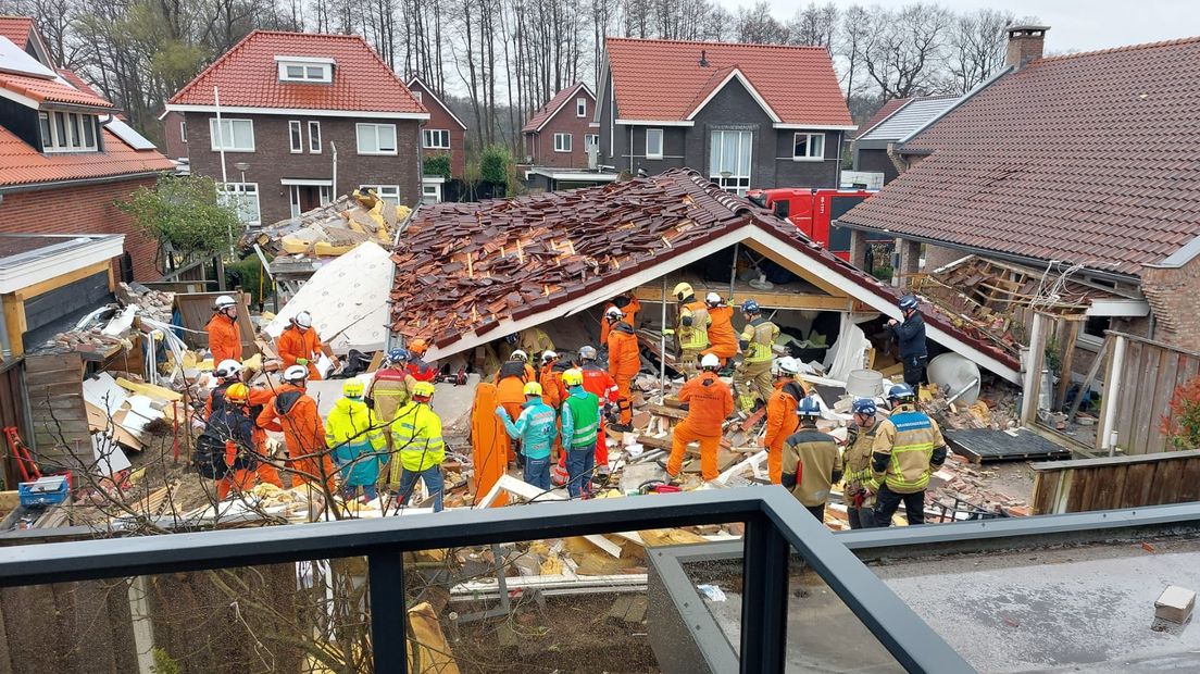 Brandweer bevrijdt ook vader uit puin ingestorte woning Oldenzaal