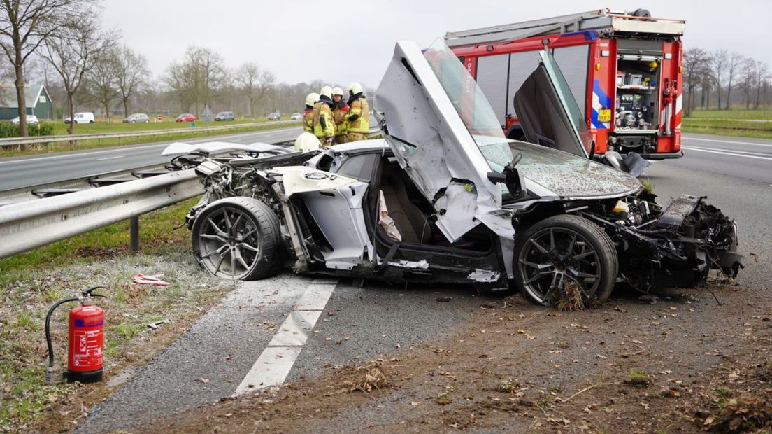 De sportauto raakte zwaar beschadigd