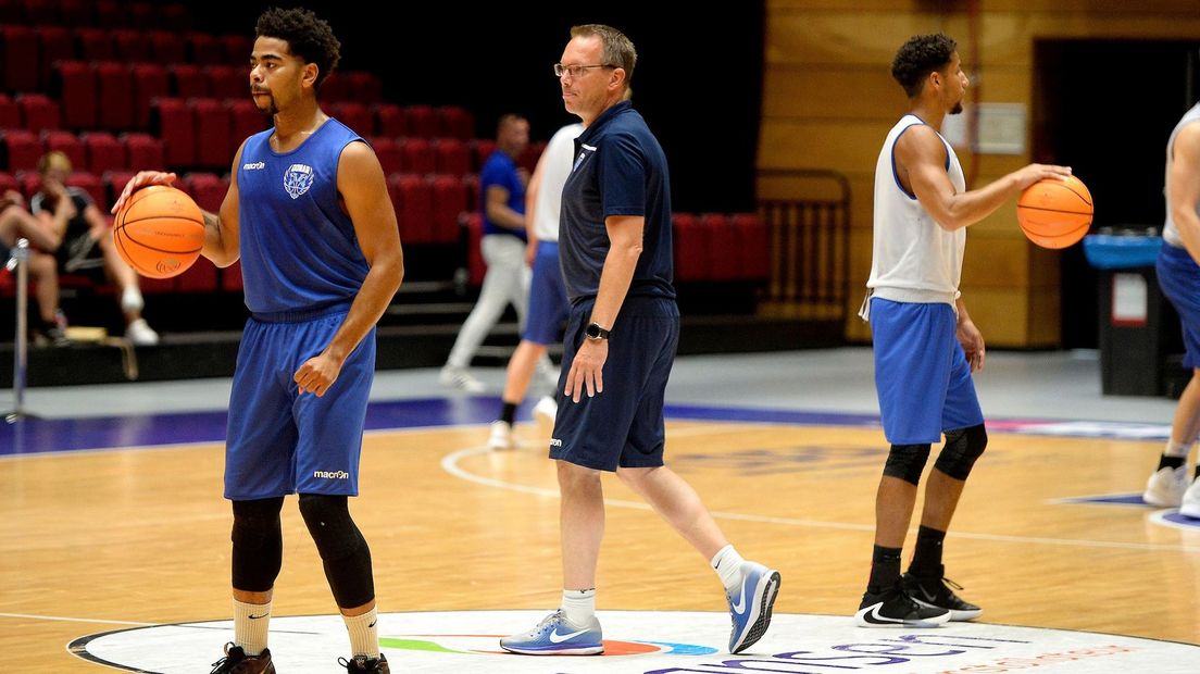 Donar-coach Braal leidt een training; Carrington Love (links) en Leon Williams zijn geconcentreerd