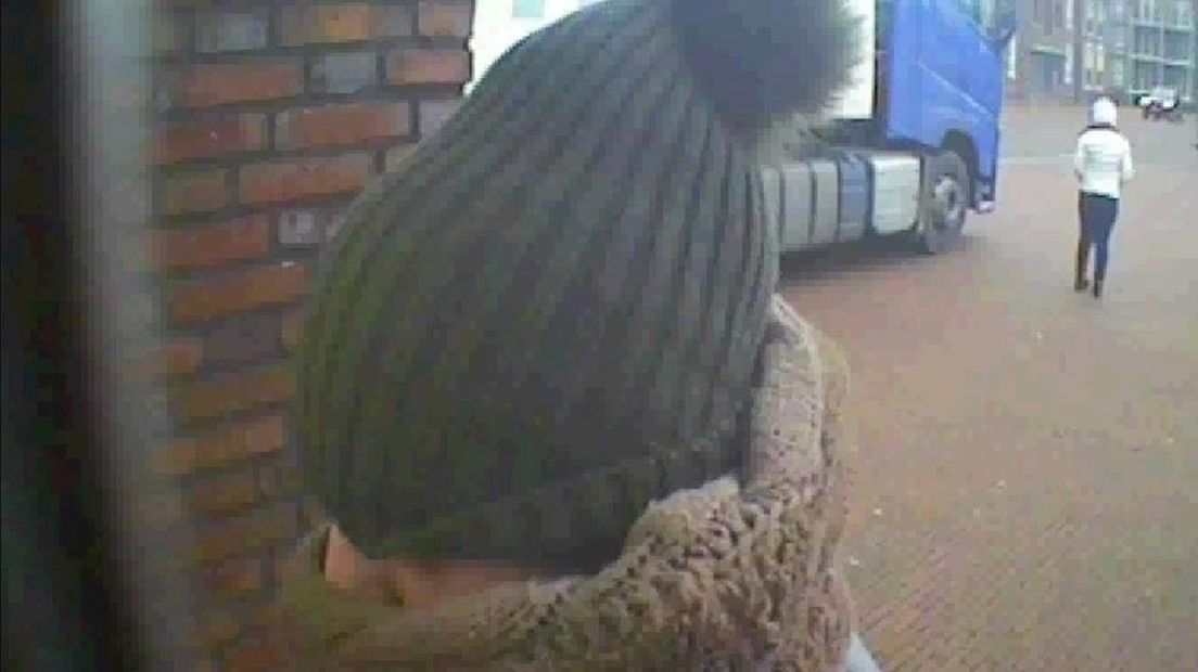 Deze vrouw pint met gestolen bankpas, wie is ze?