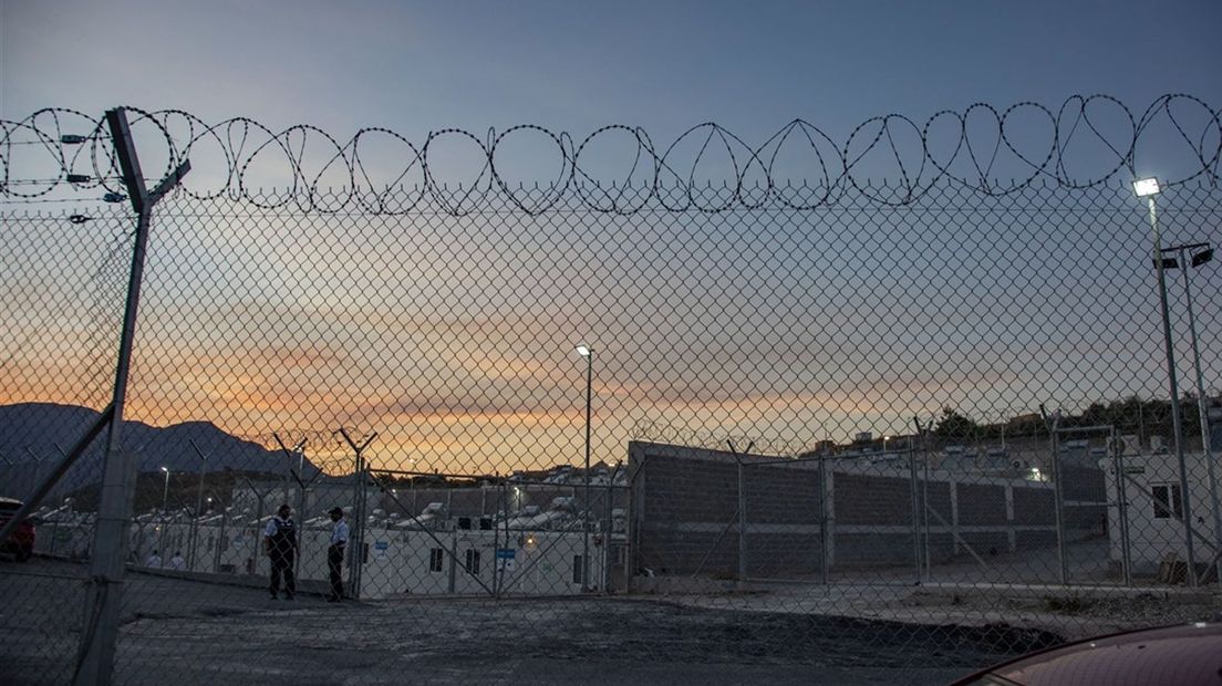 Het afgesloten en omheinde vluchtelingenkamp op Samos