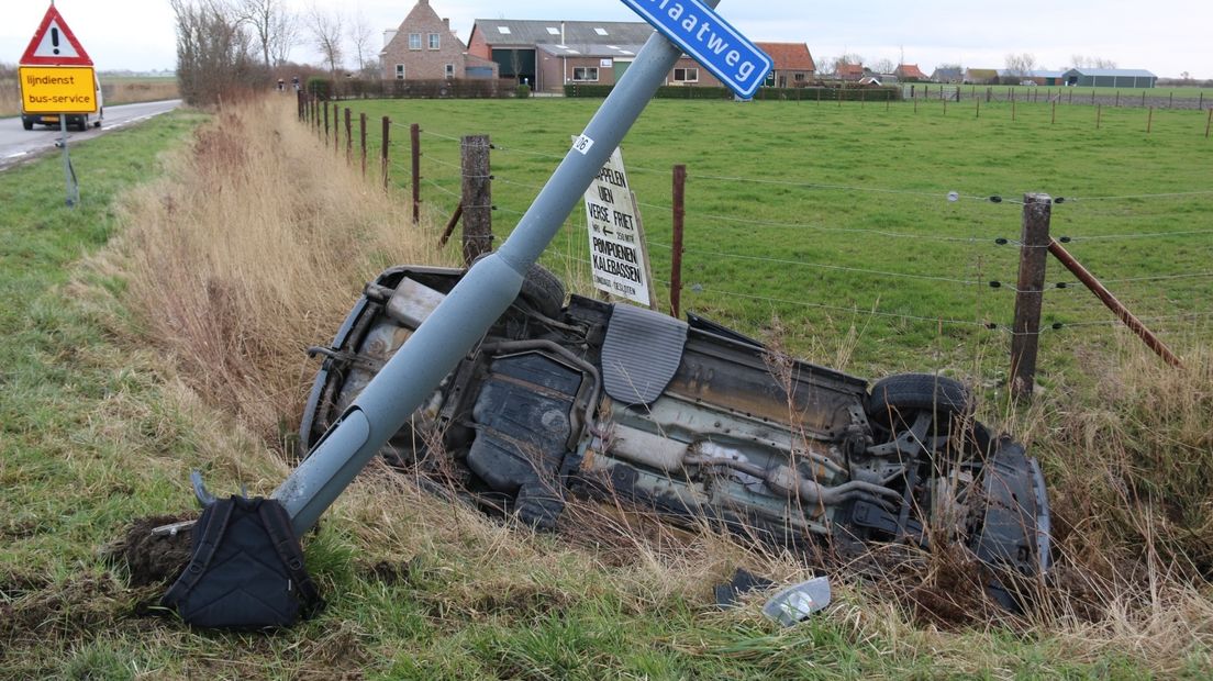 Auto belandt op z'n kop in de sloot