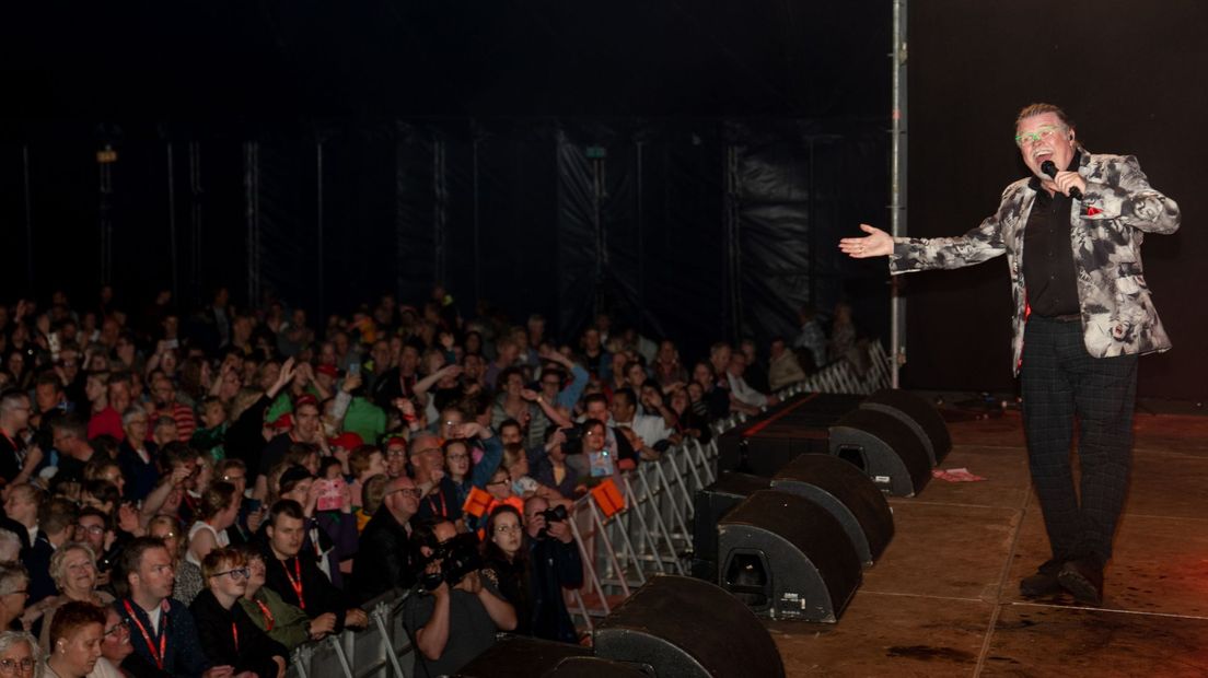 René Karst heeft weinig nodig om voor sfeer te zorgen