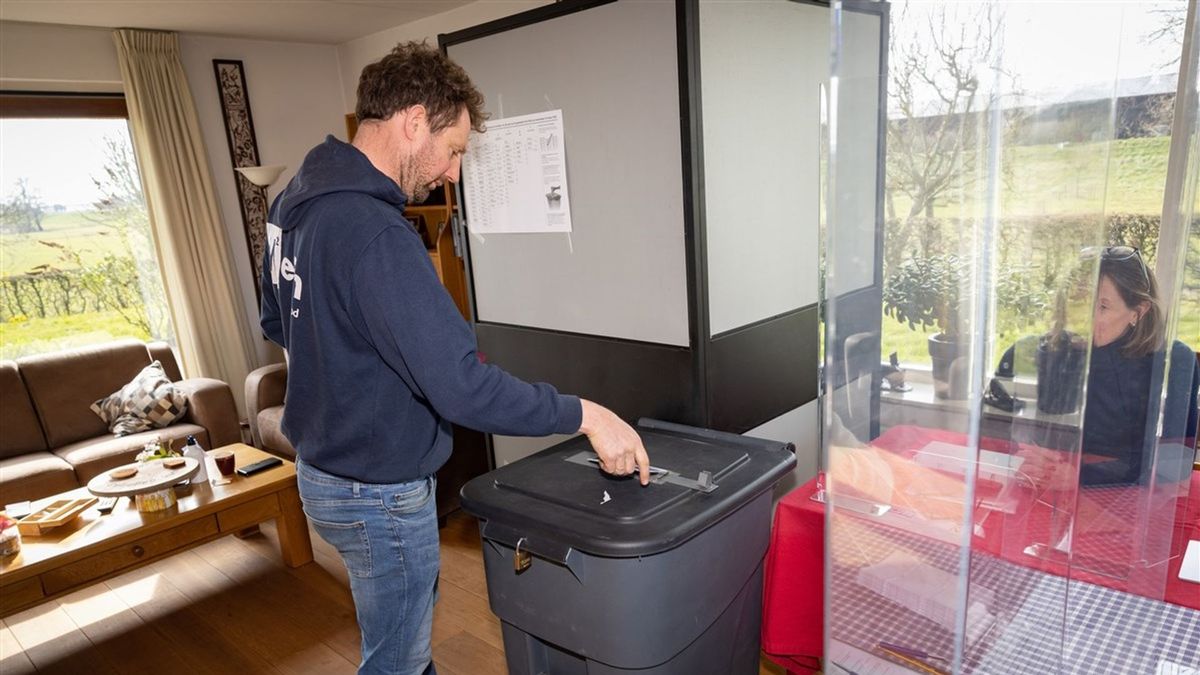 De huiskamer van Wim is het kleinste stembureau van Nederland