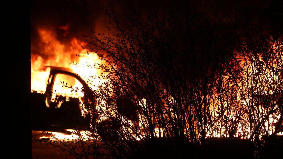 In een felle brand bleef weinig van de voertuigen over (Rechten: Van Oost Media)
