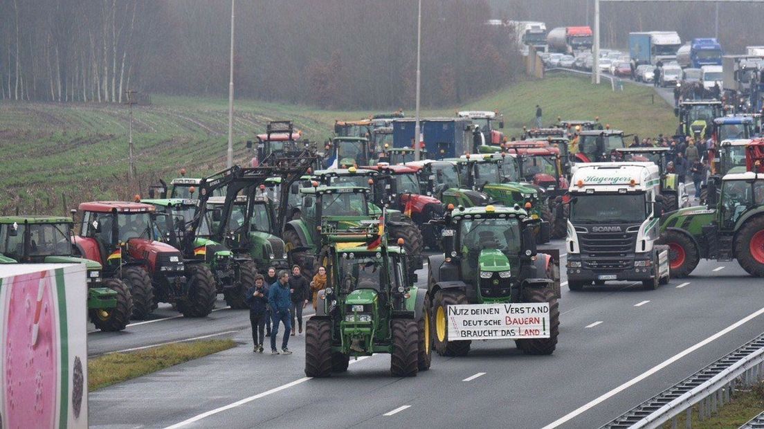 Bouwers en boeren: Van Assen naar Duitsland om de grens te blokkeren (update) (Rechten: De Vries Media)