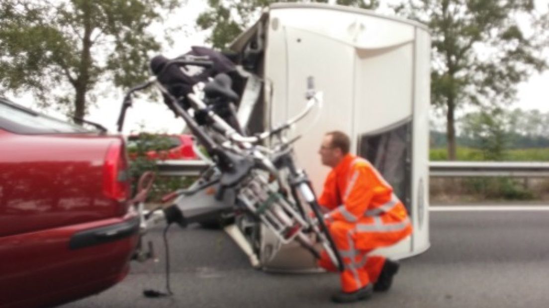 File A12 door geschaarde caravan