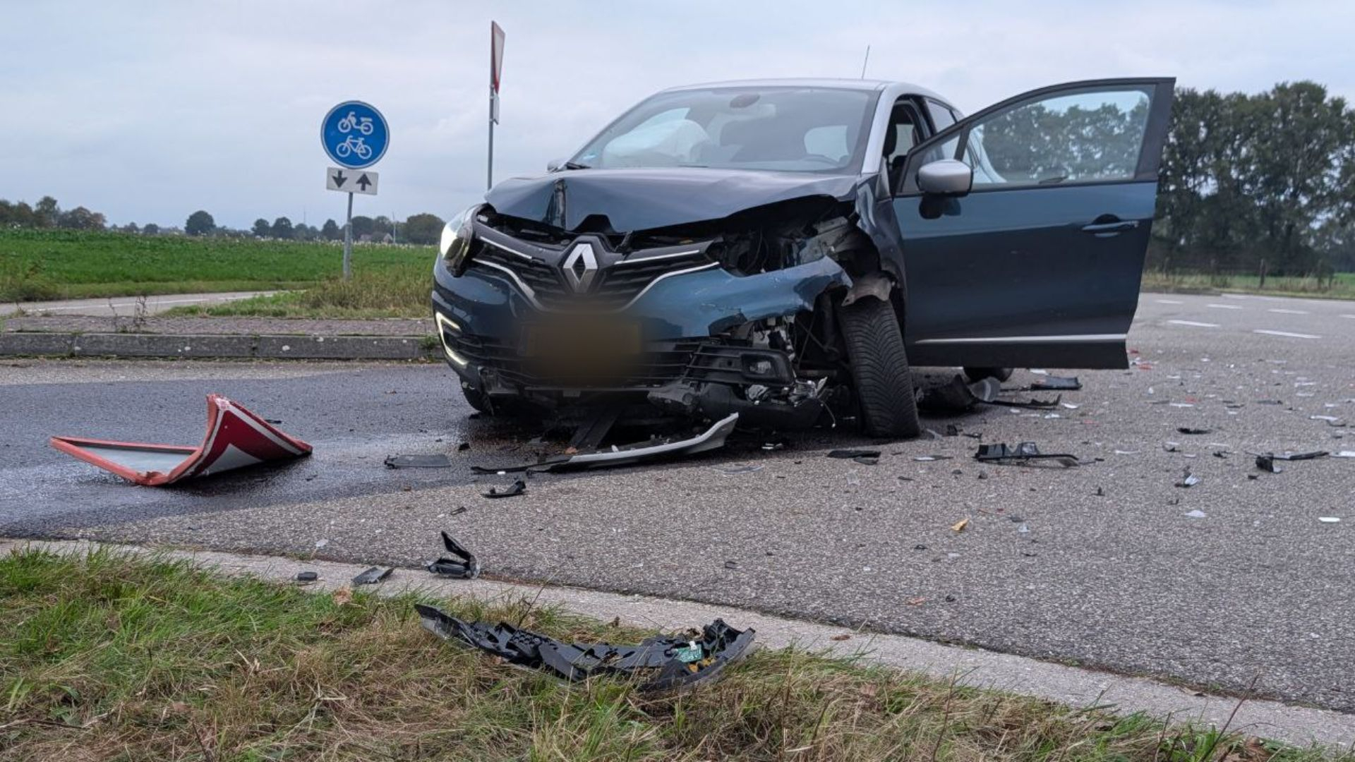 Autos beschadigd na botsing.