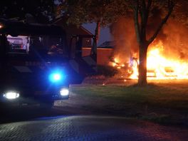 Achtergelaten bestelbussen in de fik in Assen