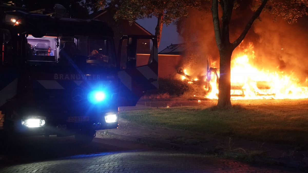 Achtergelaten bestelbussen in de fik in Assen