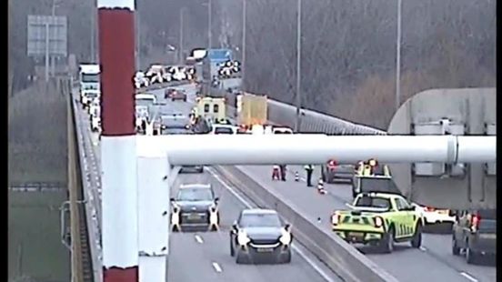 Ongeluk leidt tot veel vertraging op N3 bij Dordrecht, maar weg is weer vrij. Ongeluk leidt tot veel vertraging op N3 bij Dordrecht, maar weg is weer vrij.