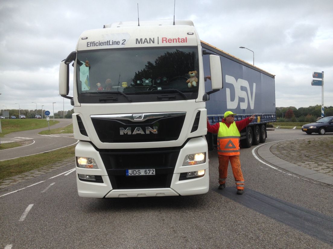 Vrachtwagenchauffeurs van de weg gehaald voor Merwedebrug