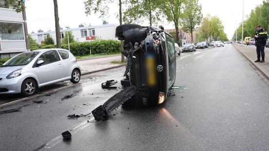 Auto op z'n kant na botsing met bestelbus Home
