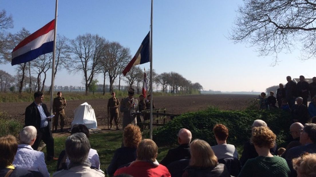 De onthulling van het monument in Zuidlaren (Rechten: Jeroen Kelderman/RTV Drenthe)