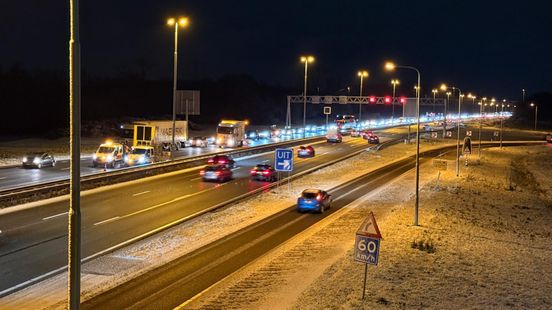 Gladheid veroorzaakt opnieuw ongelukken: snelweg A2 dicht. Gladheid veroorzaakt opnieuw ongelukken: snelweg A2 dicht.