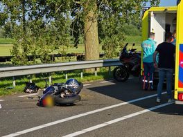 In Dordrecht is een motorijder zwaargewond naar het ziekenhuis gebracht na een ongeluk.