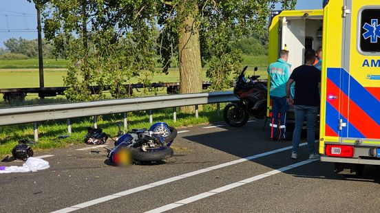 Motorrijder zwaargewond naar ziekenhuis na ongeluk. Motorrijder zwaargewond naar ziekenhuis na ongeluk.